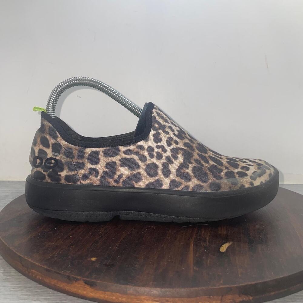 OOFOS Animal Print Slip-On Casual Shoes Comfort Round Toe Sneaker Women’s US 8.5